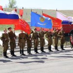 Церемония захоронения останков найденных советских солдат у мемориала в поселке Хулхута